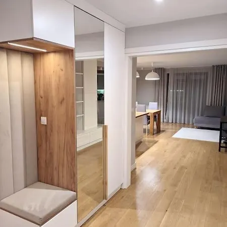 Apartament Z Biokominkem Blisko Lotniska شقة *